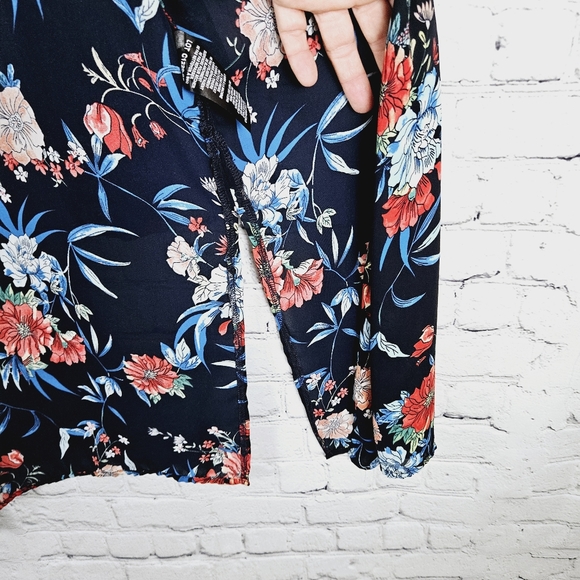 TAHARI | floral wide half sleeve lightweight flowy open kimono - Picture 4 of 8